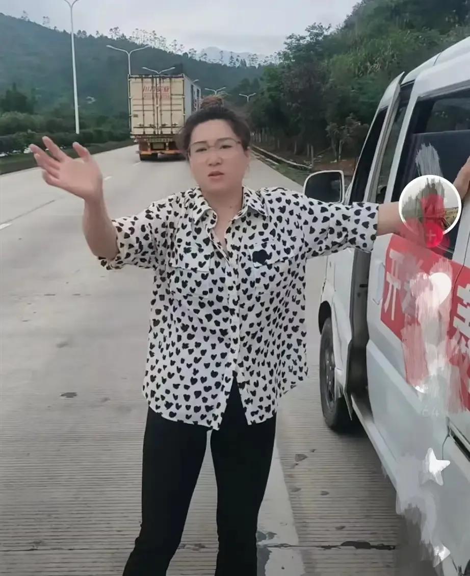 最新网红组合揭秘，小巷神秘特色小店